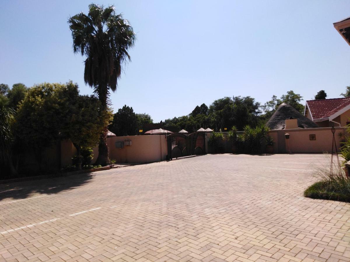 Tuscany Vryburg Buitenkant foto