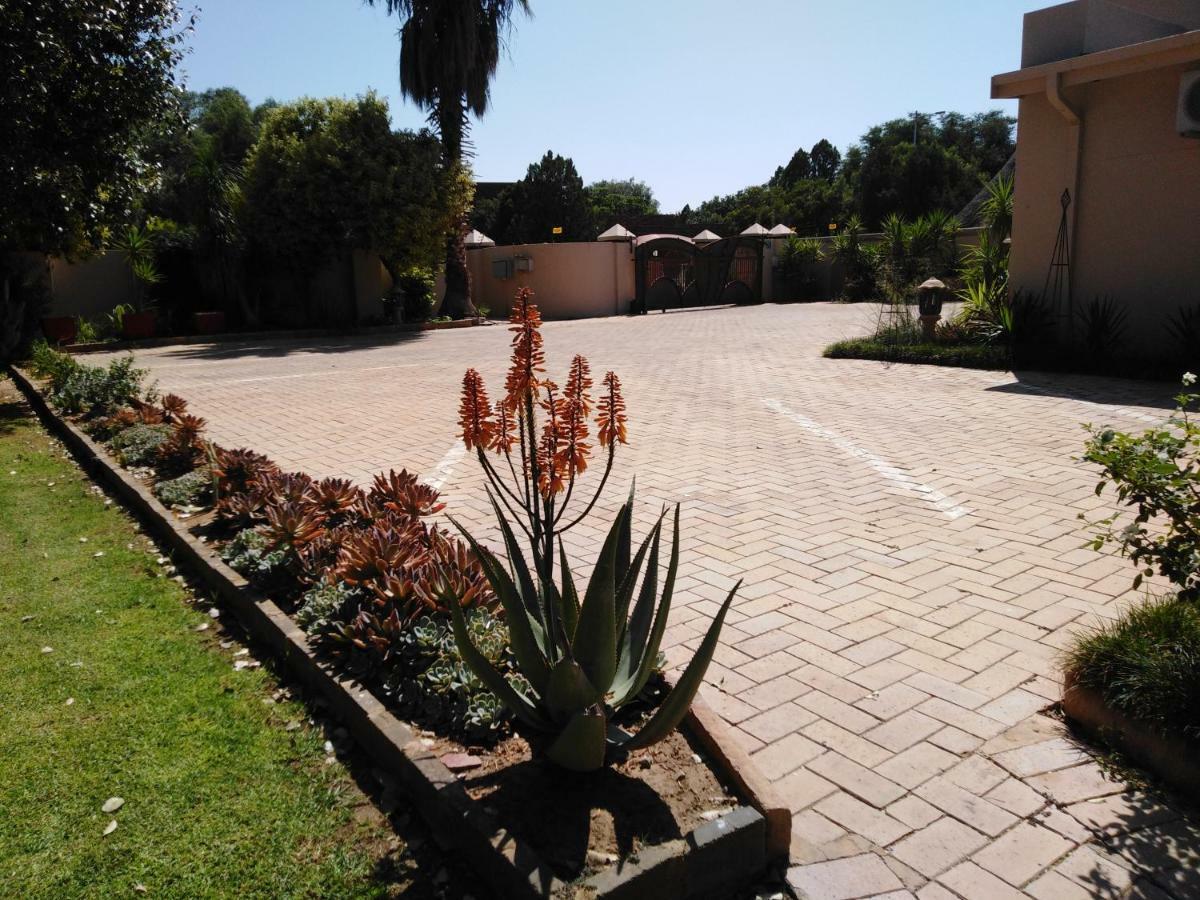 Tuscany Vryburg Buitenkant foto